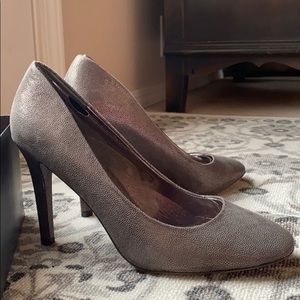 New with Box! Size 8 Royal Silver Nina Heels